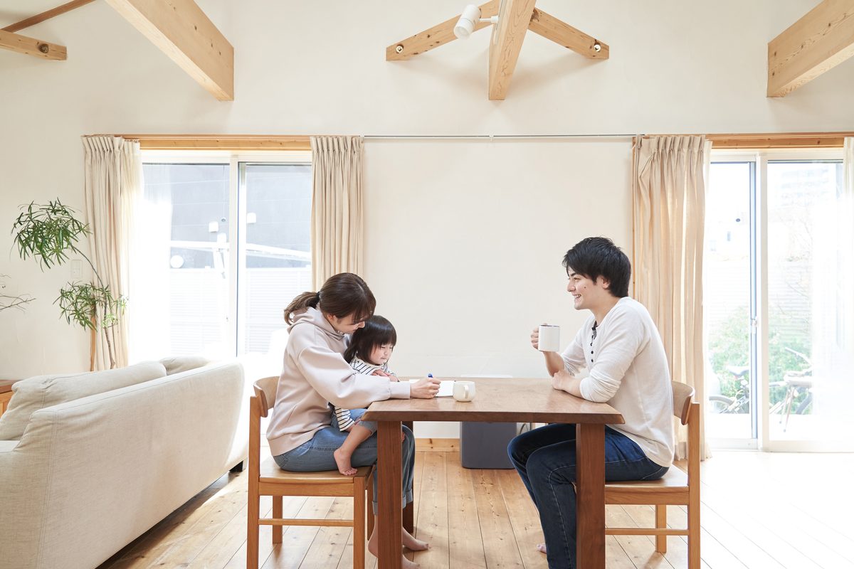 明るいダイニングでくつろぐ家族